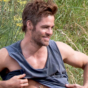 Chris Pine Flashes His Toned Abs On The Set Of Z For Zachariah—see The Pic E News