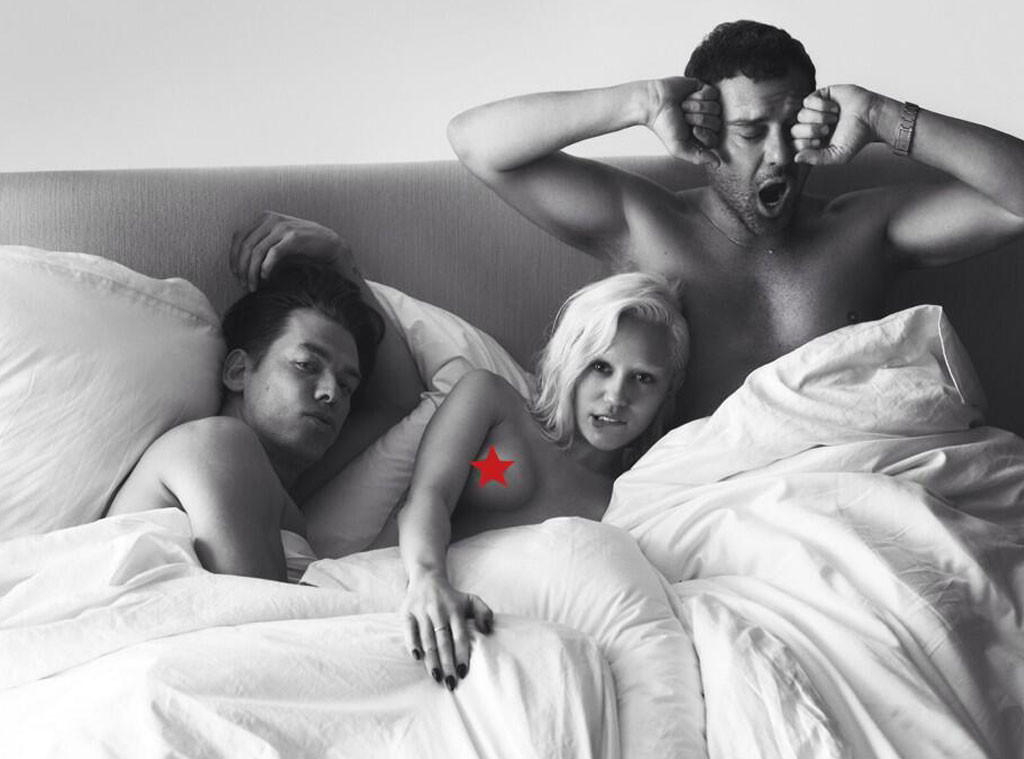 Miley Cyrus Tit Sex - Miley Cyrus publica una foto en la que posa topless entre dos hombres  acostada en una cama... - E! Online Latino - MX