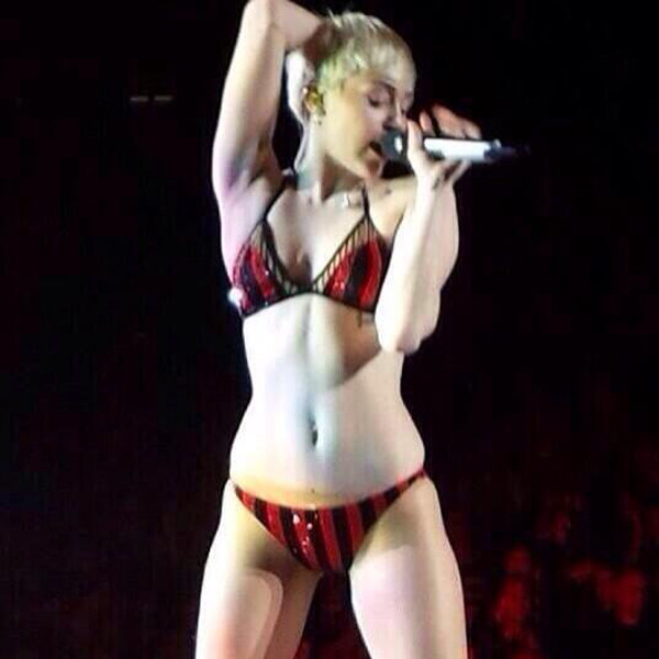 Miley Cyrus a cantar en ropa interior no le dio tiempo de de vestuario... - Online Latino - MX