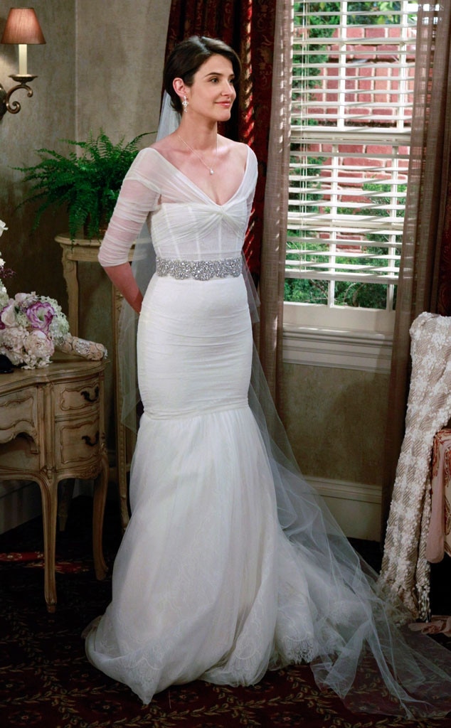 Robins Elegant Wedding Gown From How I Met Your Mothers 12 Most Memorable Fashion Moments E 3853