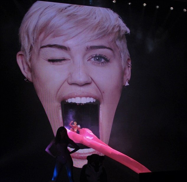 Miley Cyrus língua Bangerz