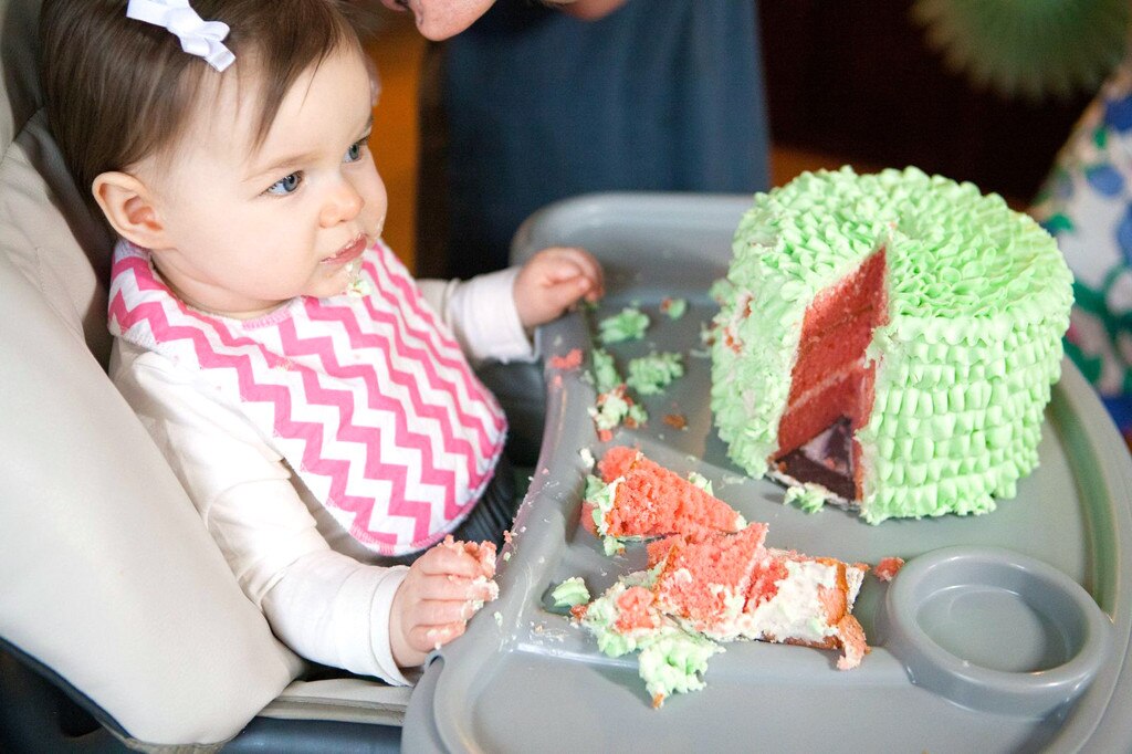 Cake Time From Jason And Molly Mesnick S Daughter Riley Turns 1 Party Pics E News