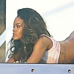 Rihanna Ditches Bikini Bottoms Poses For A Nude Photo Shoot—see The Sexy Pics E News 9697