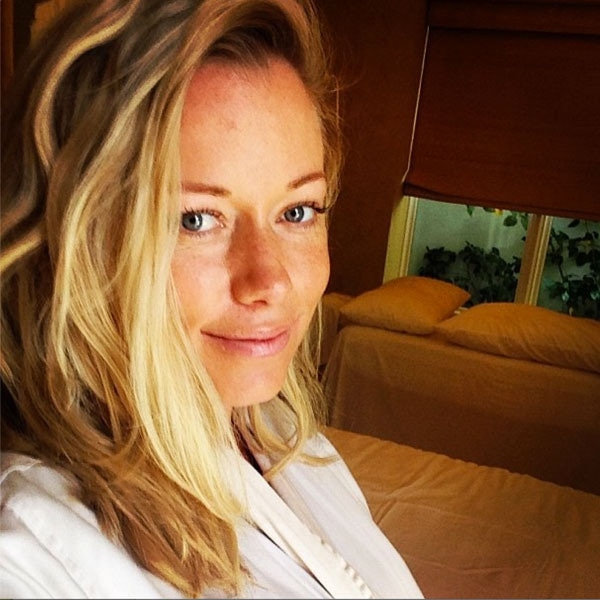 Pregnant Kendra Wilkinson-Baskett Shares Makeup-Free Selfie While ...
