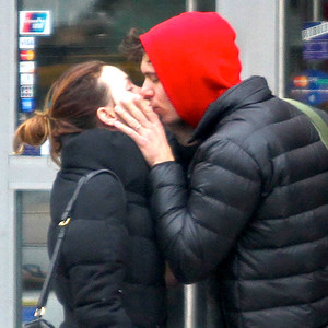 PDA Alert! Adam Brody & Leighton Meester Kiss in New York