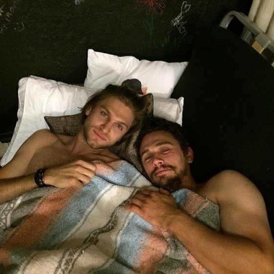 James Franco posa na cama com homem