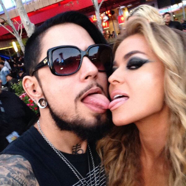 Dave Navarro Touches Tongues With Carmen Electra I May Get Lucky With 7550