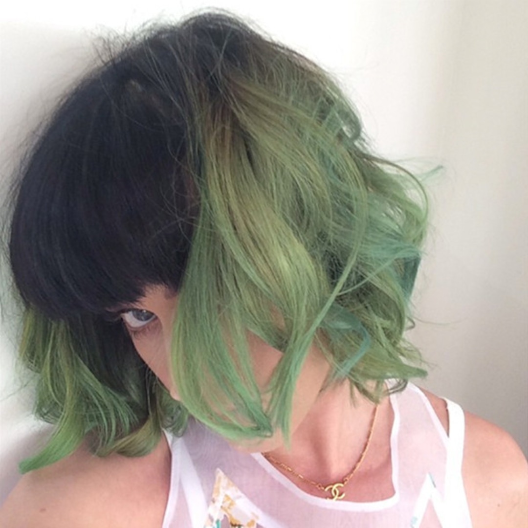 Пепельно зеленые волосы. Кэти Перри с зелеными волосами. Болотный цвет волос. Болотно зеленый цвет волос. Окрашивание волос с зелеными прядями.