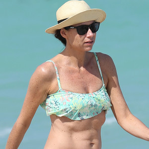 Minnie Driver Wows at 44 in Teeny Bikini While on Vacation in Miami ...