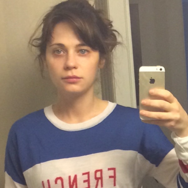 Zooey Deschanel Posts Make-Up Free Morning Selfie on Twitter