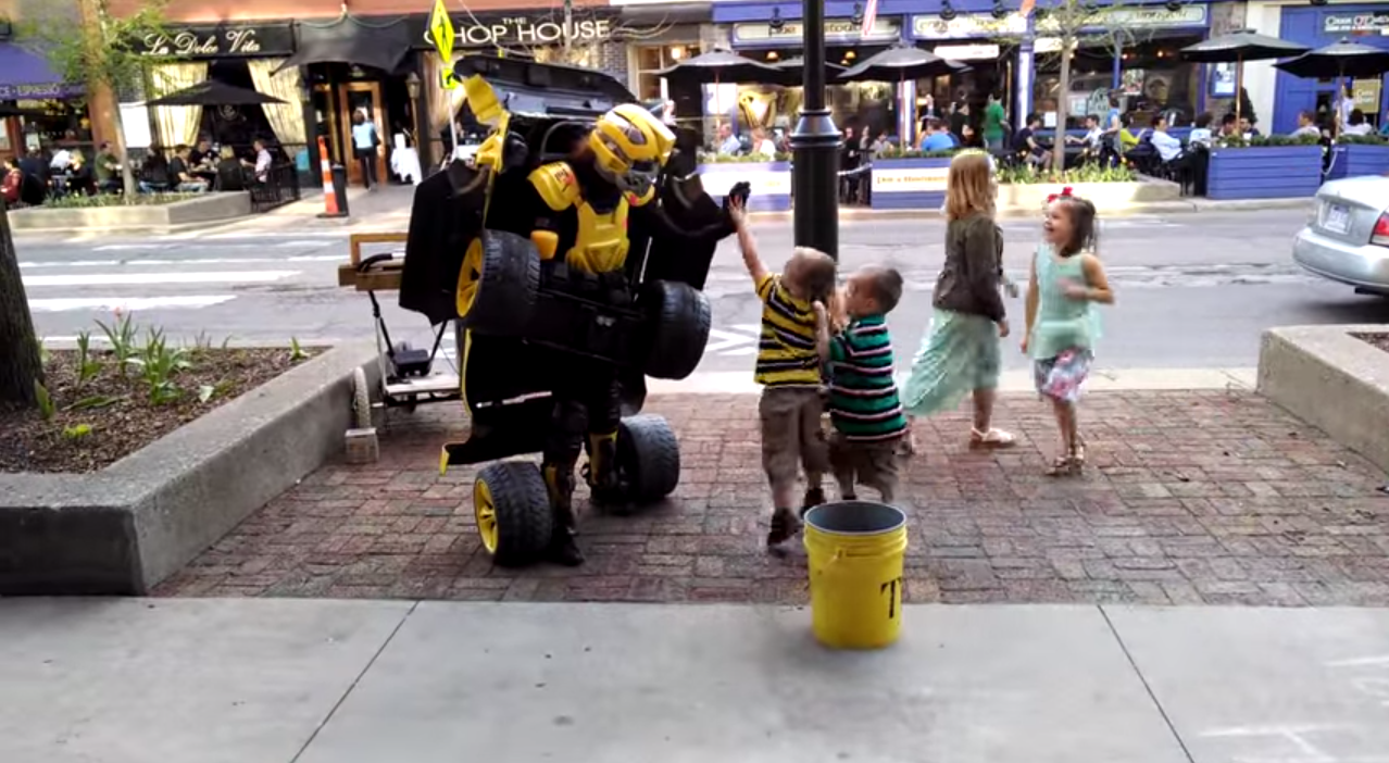 Este hombre tiene el único traje de Transformer que de