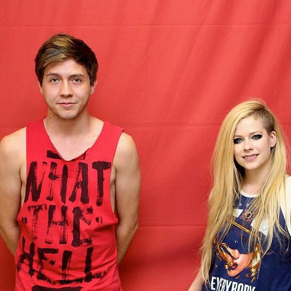 Avril Lavigne S Meet And Greet Photos Are Awkward As Hell E Online Ca