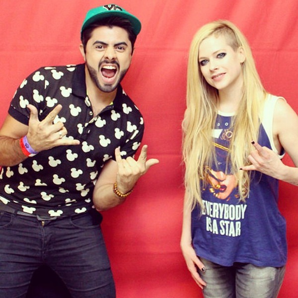 Avril Lavigne's Meet and Greet Photos Are Awkward as Hell E! News