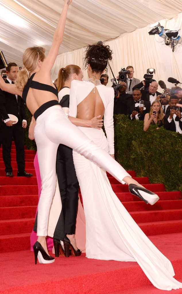 Amber Heard, Blake Lively & RiRi: See Met Gala's Best Photobombs! Amber Heard, Blake Lively & RiRi: See Met Gala's Best Photobombs!