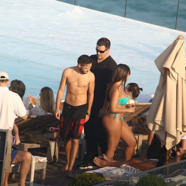 Liam Payne Confere Bumbum De Morena Em Piscina De Hotel No