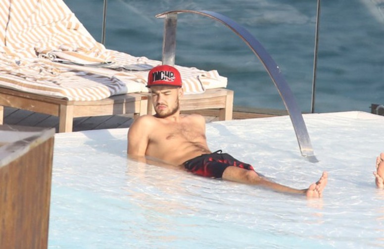 One Direction curte dia na piscina
