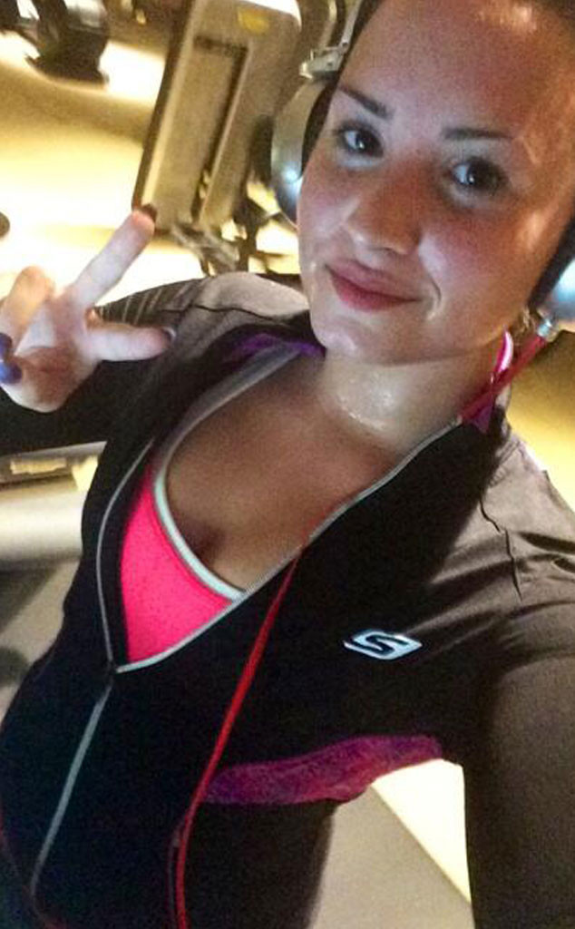 Demi Lovato Posts Sexy Bikini Selfie Shows Off Freckles In No Makeup Pic Wowi News