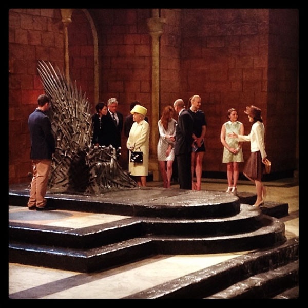 Queen Elizabeth Visits Game of Thrones Set: See the Monarch With the ...