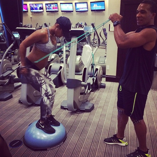 Pregnant Kelly Rowland Gets in a Fierce Workout—See the Pics! E! Online(02)