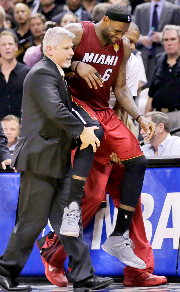 Lol Lebroning Craze Sweeps Twitter After James Cramp E Online