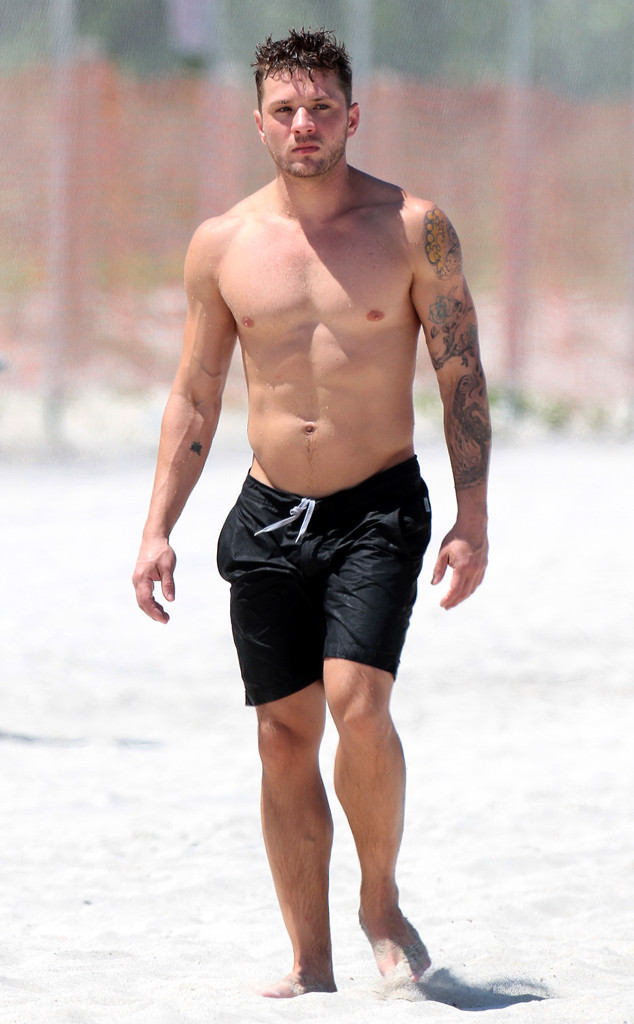 Shirtless Ryan Phillippe Looks Ripped At Age 39 E Online Au
