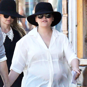 See 5 Ouaters Including Ginnifer Goodwin Elsa On Set E