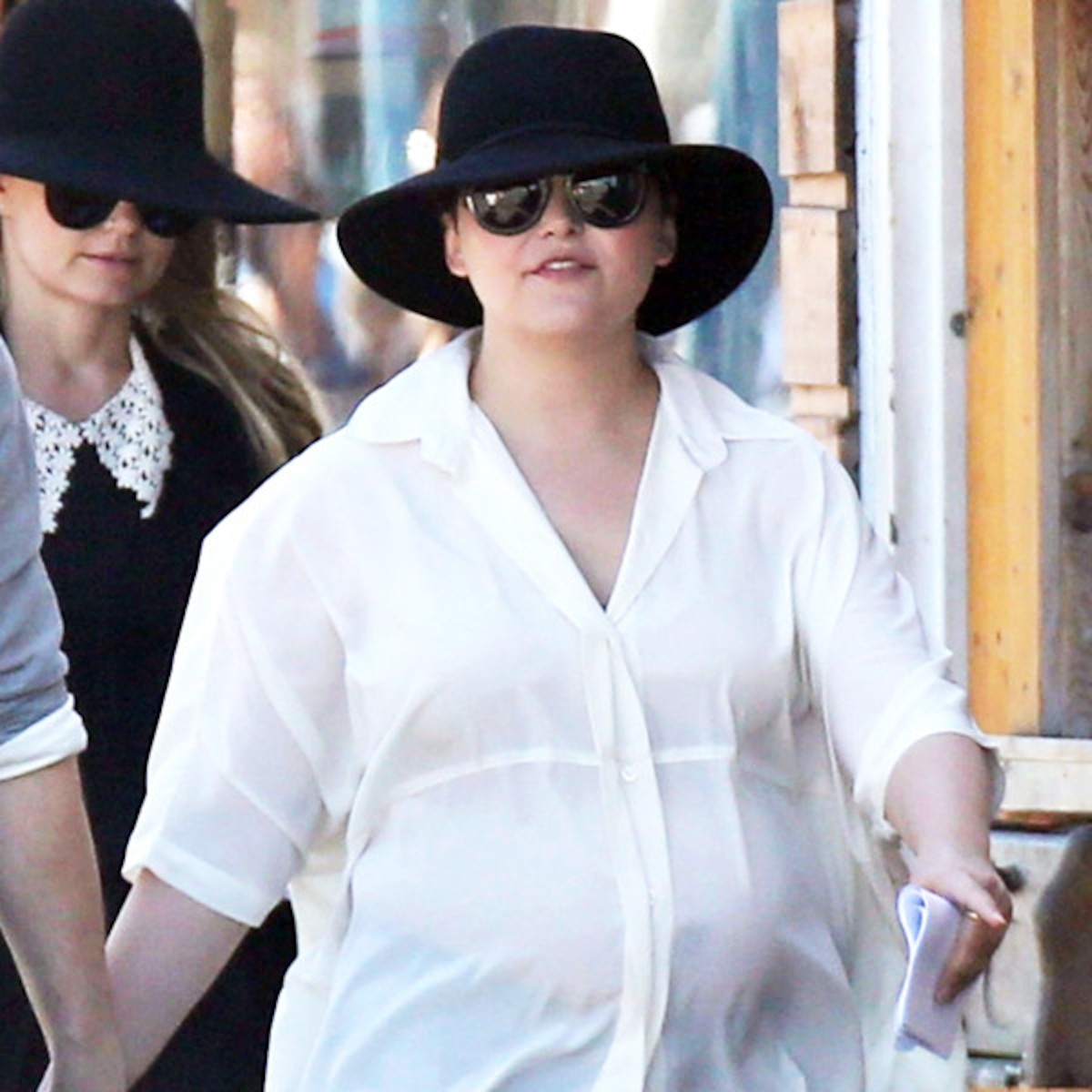 See 5 Ouaters Including Ginnifer Goodwin Elsa On Set E Online See 5 Ouaters Including Ginnifer Goodwin Elsa On Set E Online