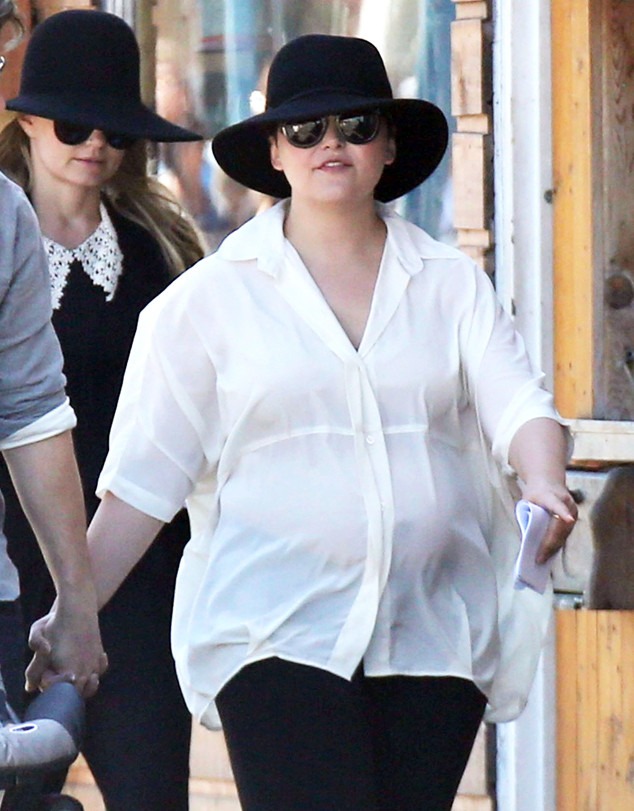 See 5 Ouaters Including Ginnifer Goodwin Elsa On Set E