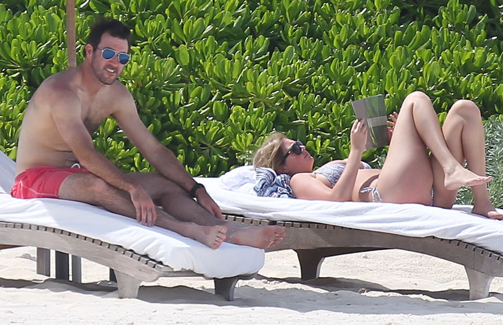 Kate Upton reveals her huge cleavage and tan lines as she relaxes with her  boyfriend on the beach - Irish Mirror Online