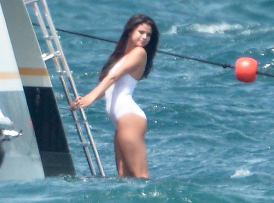 Selena Gomez Flaunts Hot Beach Body During Yacht Trip With ... - 560 x 415 jpeg 27kB