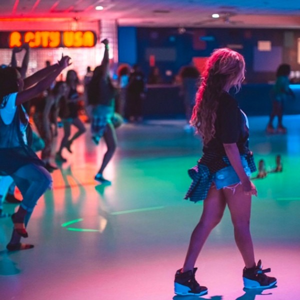 Beyonc 233 And Jay Z Take Their Crew Roller Skating After