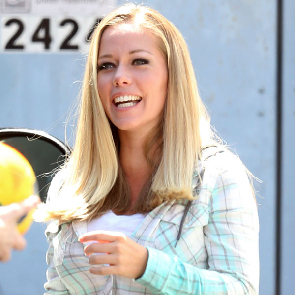 Kendra Wilkinson Baskett Goes Ringless During Rare Night Out E