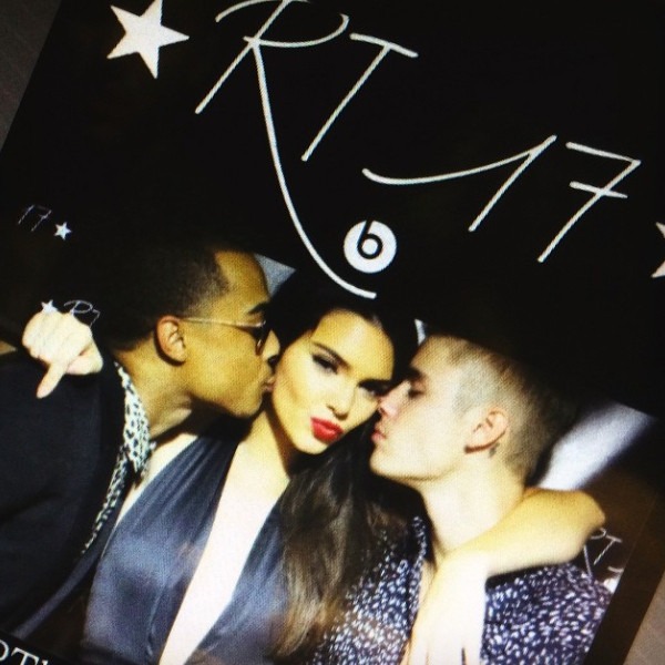 Kendall Jenner Descansa Su Cabeza Sobre Los Hombros De