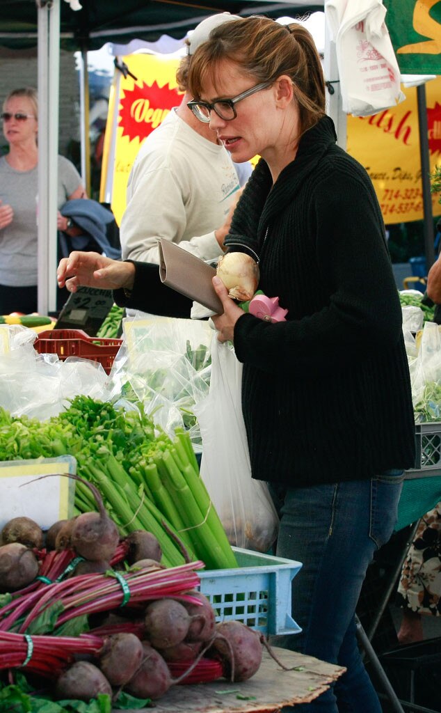 Jennifer Garner from Celebs Shopping at the Farmers Market | E! News