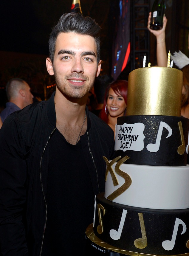 Joe Jonas Celebrates Birthday With Nick Jonas And Olivia Culpo E News 5174