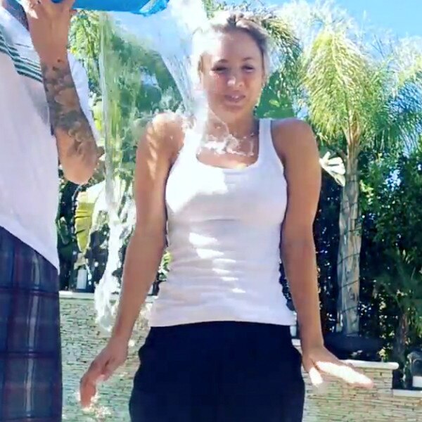 Kaley Cuoco From Als Ice Bucket Challenge Stars Whove Accepted E News 