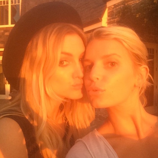 Ashlee Simpson Ross And Jessica Simpsons Sweet Sister Moments E News 