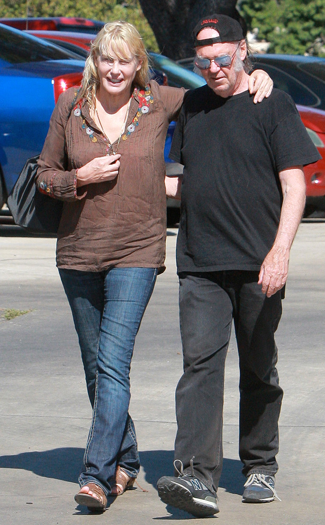 Surprise Daryl Hannah And Neil Young Reportedly Dating E Online