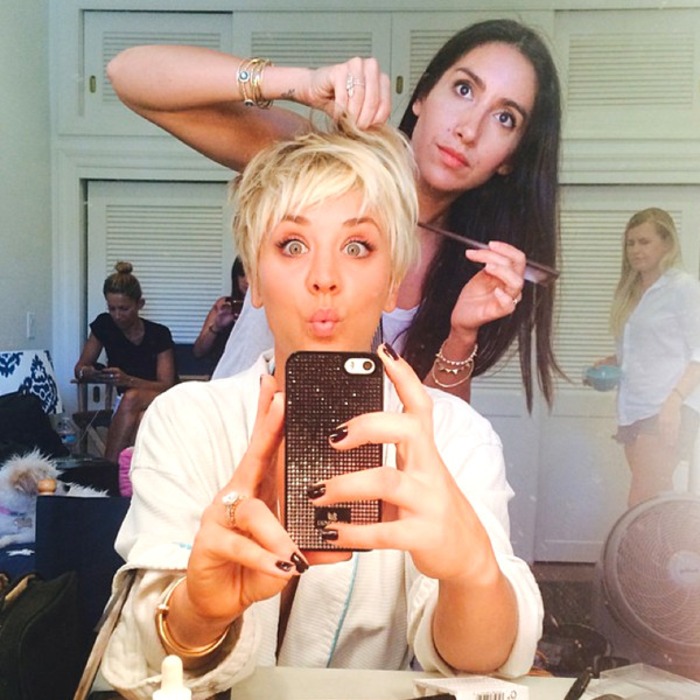 Kaley Cuoco Sweeting Debuts Platinum Pixie E Online Kaley cuoco went under the scissors to completely cut off all her gorgeous hair! kaley cuoco sweeting debuts platinum