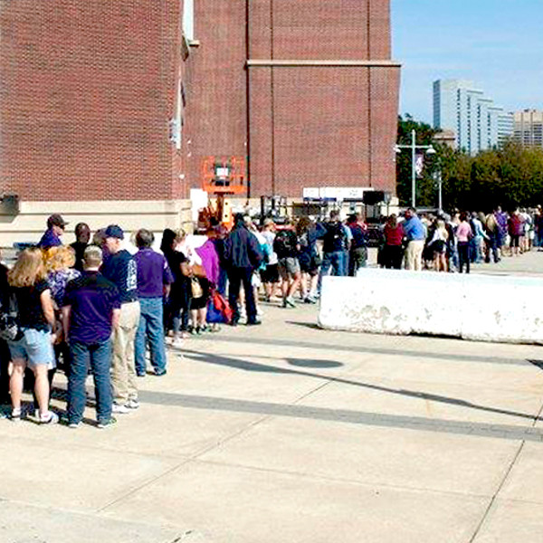 Ravens fans line up to exchange Ray Rice jerseys