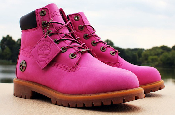 Presentan una botas masculinas rosadas para los hombres se concienticen sobre el cáncer de seno... - E! Online Latino - MX