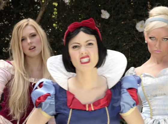 Frozen's Elsa And Snow White Face Off In Disney Princess Rap Battle ...