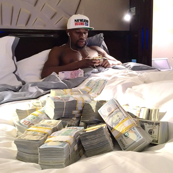 Floyd Mayweather flaunts thousands of $100 bills as boxing legend