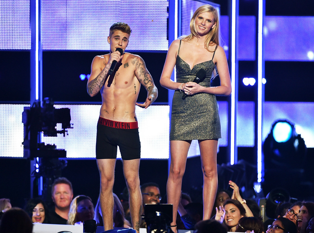 Justin Bieber Strips to His Underwear on Fashion Rocks Stage