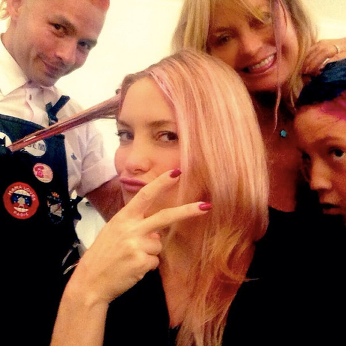Look Kate Hudson And Goldie Hawn Have Pink Hair E Online