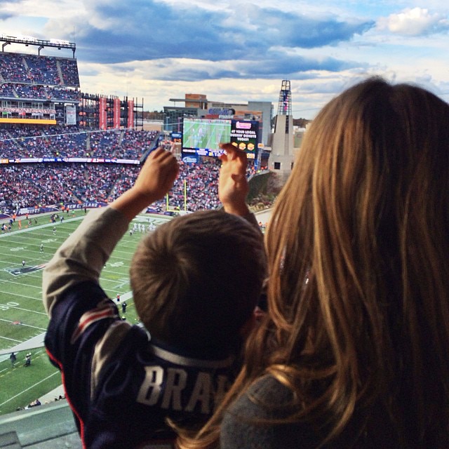 Gisele Bündchenที่ตั้งครรภ์เปิดตัว Baby Bump ของเธอระหว่างการออกไปเที่ยวที่ไมอามี