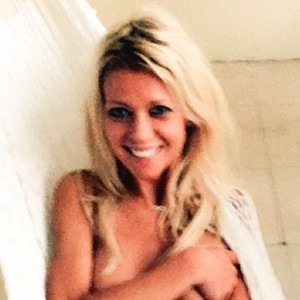 Tara Reid Poses Naked, Swims Underwater in a Bikini—See the Pics! | E! News