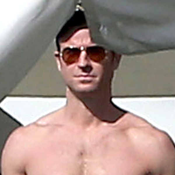 See Justin Theroux S Shirtless Body During Vacation With Jennifer E Online