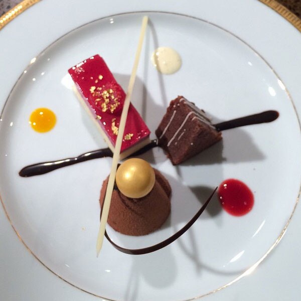 There Will Be How Many Roses at the Golden Globes?! E! News