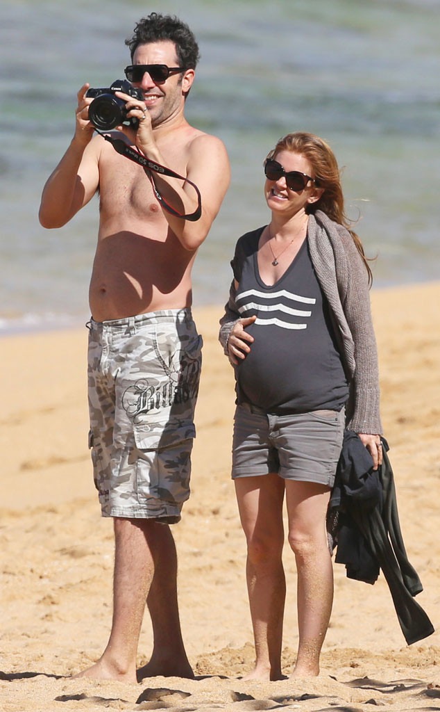 Pregnant Isla Fisher Has the Biggest Smile on Her Face ...